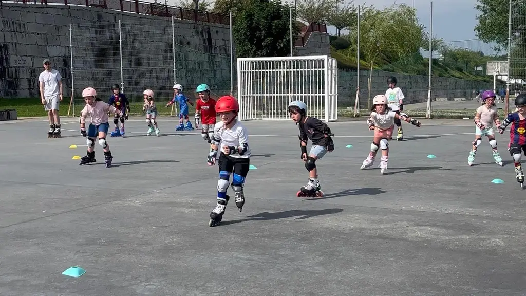 Un día que llevamos la clase a las pistas multideporte de As Termas, en Lugo, con los peques equipados con casco y protecciones