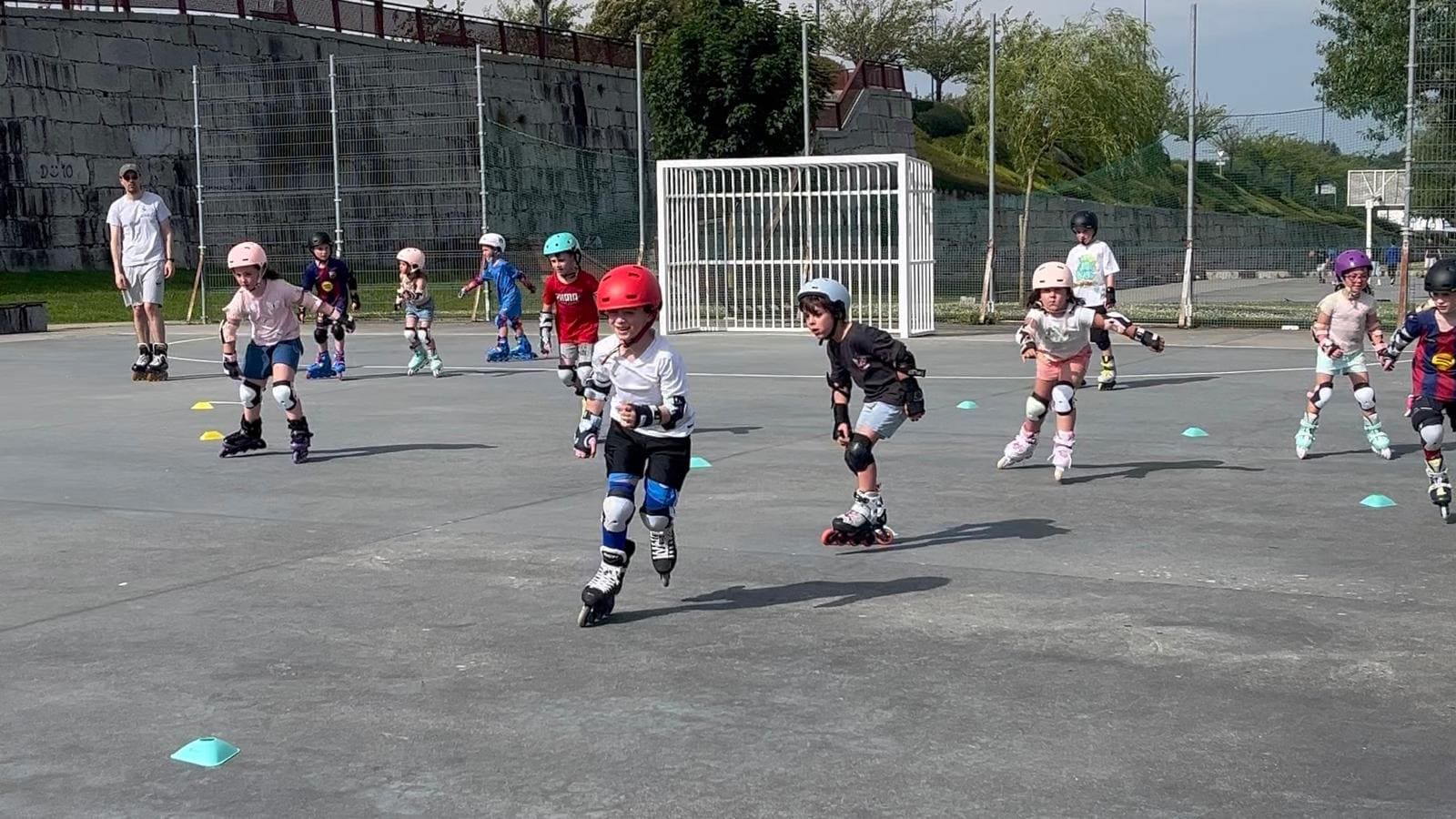 Un día que llevamos la clase a las pistas multideporte de As Termas, en Lugo, con los peques equipados con casco y protecciones