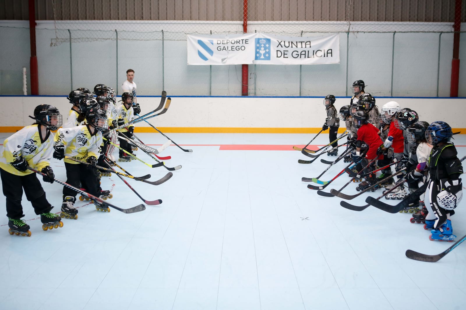 El equipo del CHL Meigas en formación sobre la pista antes de un partido