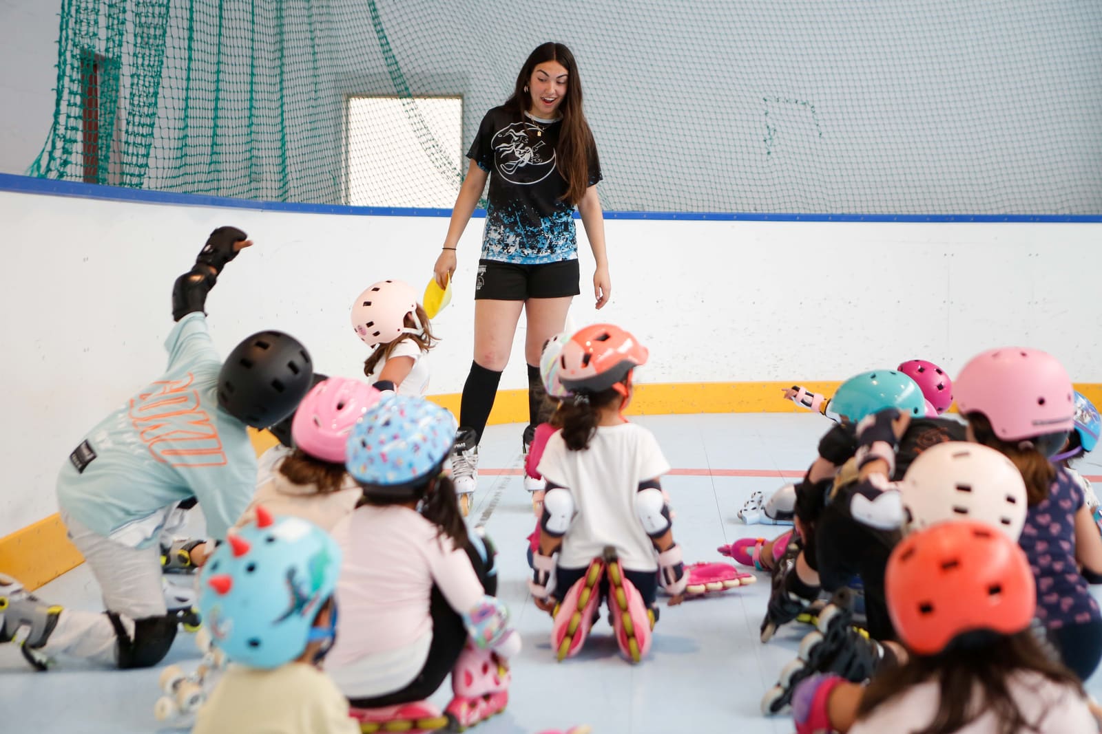 Grupo de la escuela de patinaje del CHL Meigas con su monitora en el pabellón