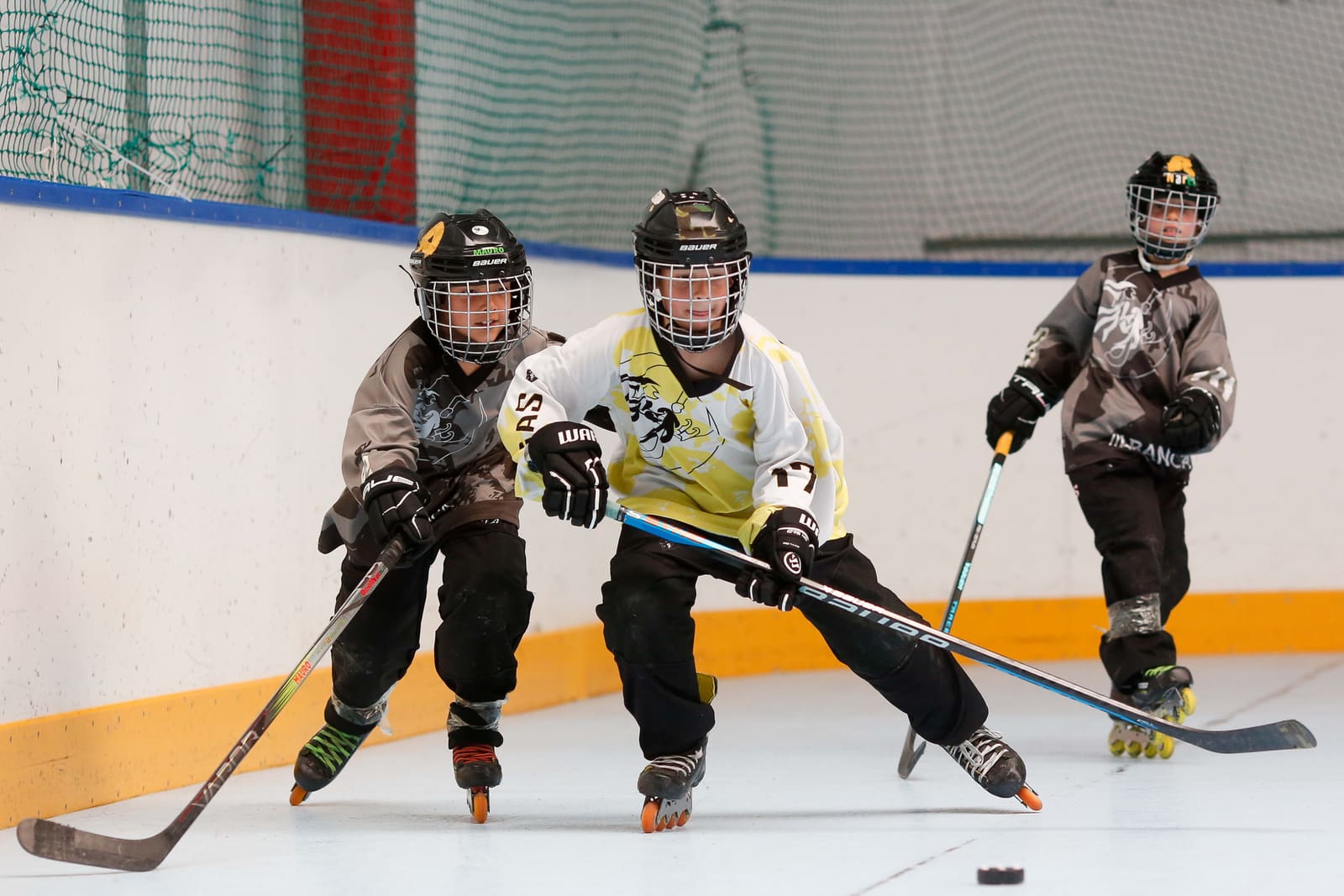 Jugadores del CHL Meigas disputando el puck en un entrenamiento de hockey línea