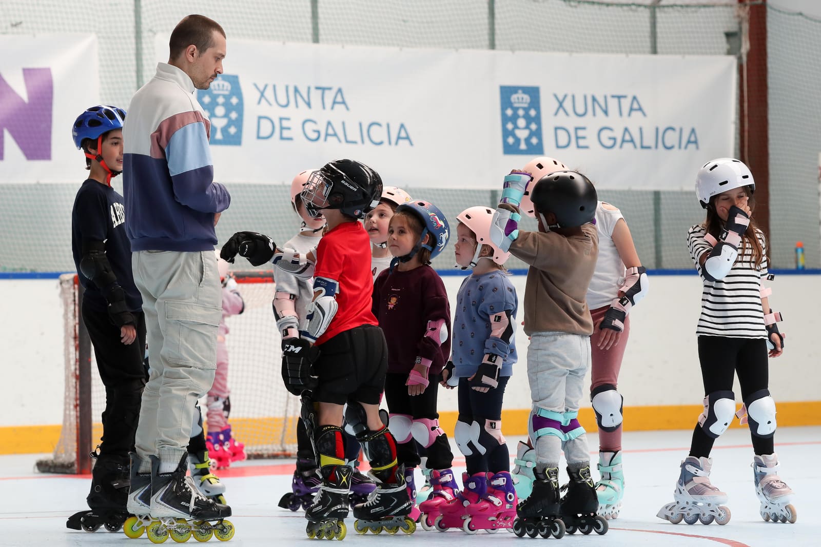 Un monitor del CHL Meigas explicando a un grupo de peques en la pista