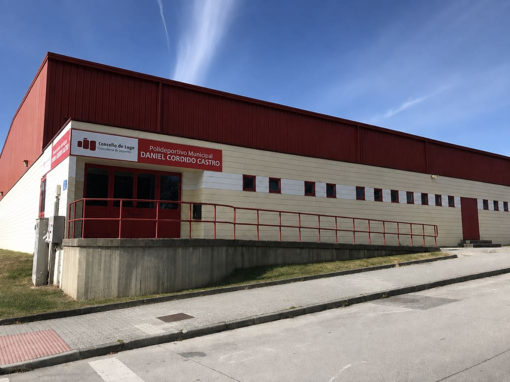 Fachada del Polideportivo Municipal Daniel Cordido Castro, en A Piringalla (Lugo)