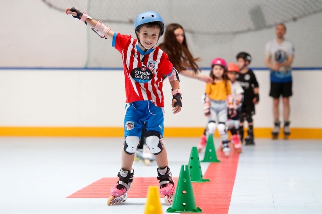 Un peque de la escuela esquivando conos, sonriendo y con el brazo en alto