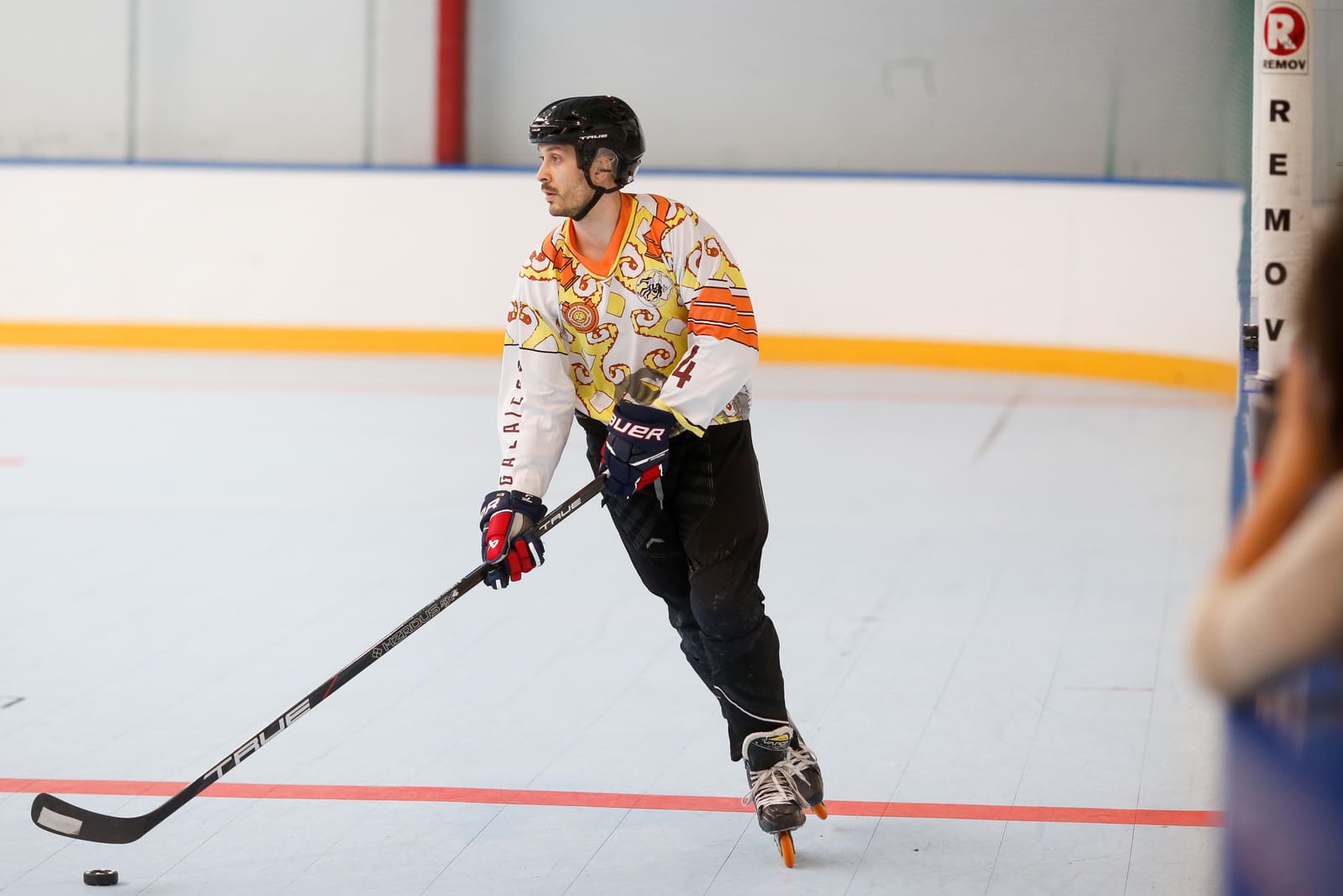 Jugadora sénior del CHL Meigas conduciendo el puck
